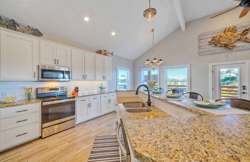 Port Aransas Cottage | Sapphire Breeze by Avantstay Pool, Walk to Beach