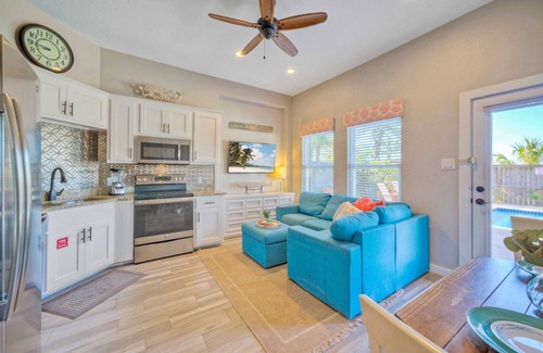 Port Aransas Cottage | Sapphire Breeze by Avantstay Pool, Walk to Beach