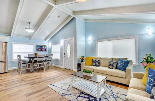 Bayou Oaks House | Sarasota Home with Screened Porch, Walk To Zoo!