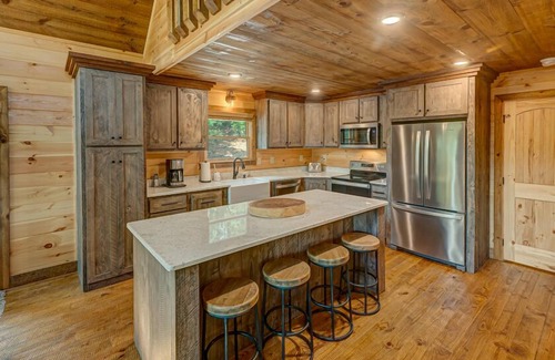 Blue Ridge Cabin | Sasquatch Chalet - Mountain View | Hot Tub | Pool Table | Ping Pong