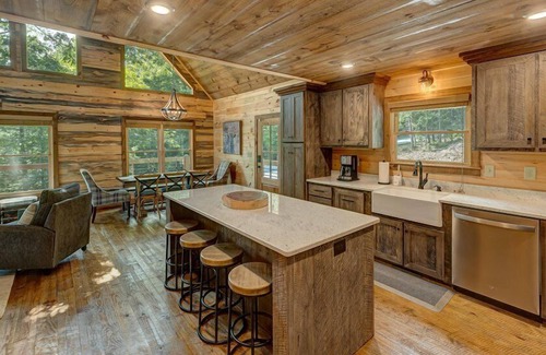 Blue Ridge Cabin | Sasquatch Chalet - Mountain View | Hot Tub | Pool Table | Ping Pong