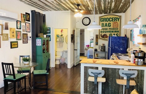 Near East Side House | SATX Tiny Home - Near Alamo, Alamo Dome, & the Historic Pearl
