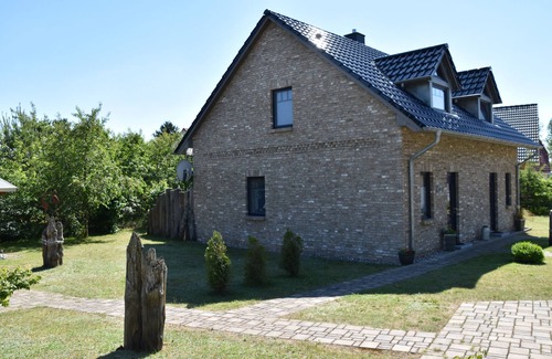 Fuhlendorf House | Sauna, fireplace, SKY TV, whirlpool, WLAN, lake view, close to the Baltic Sea, LAST MINUTE