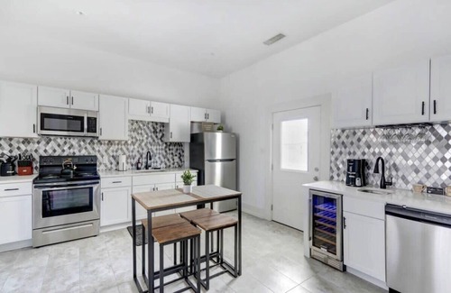 Thomas Square Apartment | Savannah Digs - Stylish | Modern | Convenient