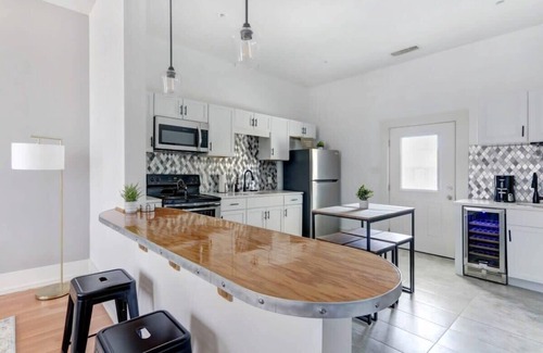 Thomas Square Apartment | Savannah Digs - Stylish | Modern | Convenient
