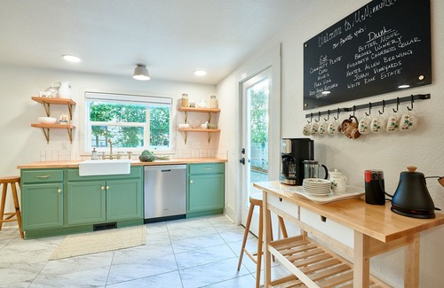 McMinnville House | Savor the Magic of Oregon Wine Country at a 1910 Bungalow