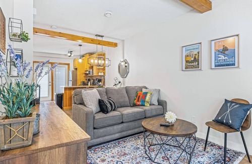 Harvie Heights Apartment | Scenic 2BR Haven w/MTN Views + Near DT Banff!