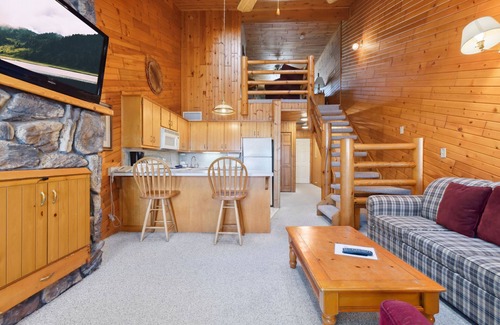 Breezy Point Condo | Scenic 2BR Loft Stay Steps from Pelican Lake