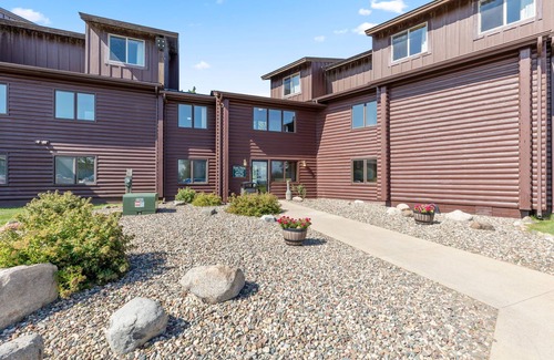 Breezy Point Condo | Scenic 2BR Loft Stay Steps from Pelican Lake