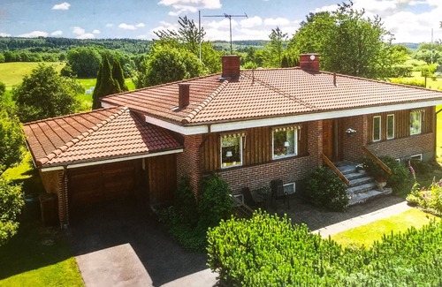 Varnhem House | Scenic accommodation in well-equipped villa with lake view | SE08047