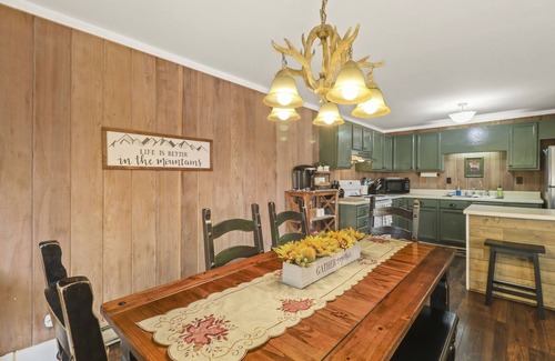 Beech Mountain Condo | Scenic Mountain condo 3/2 fully equipped w/pool and hot tub (NO PETS)