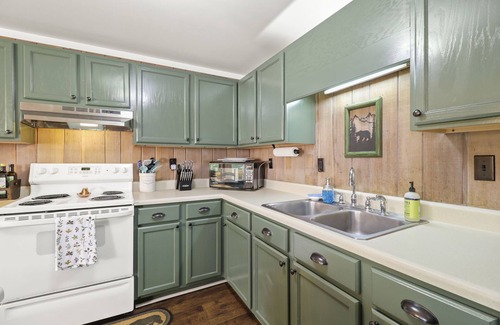 Beech Mountain Condo | Scenic Mountain condo 3/2 fully equipped w/pool and hot tub (NO PETS)