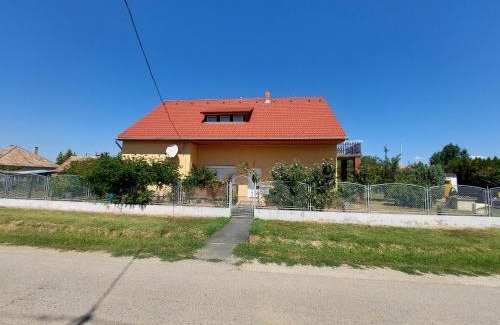 Balatonbereny House | schönes Ferienhaus mit grossem Pool 1200 m zum Balaton