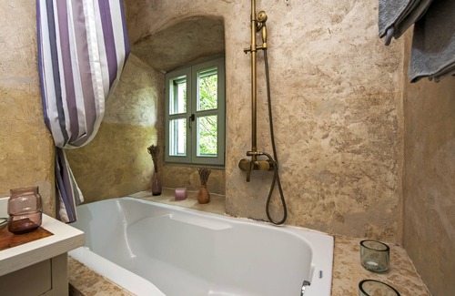 Pican Villa | Schönes Haus mit Großem Pool und Whirlpool in Ruhiger Lage