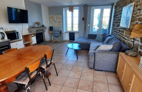 Saint-Broladre Cottage | Schoolboy Bay, 3 *, 6 people, old school in Mont St Michel