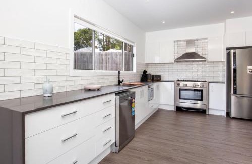 Basin View House | Scribbly Gum I Pet Friendly I 15 Mins Drive to Hyams Beach