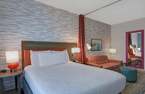 Upper Grand Lagoon Hotel | Sea Breeze Comfort! 2 Units w/Kitchen, Pool, FREE Parking and Breakfast!