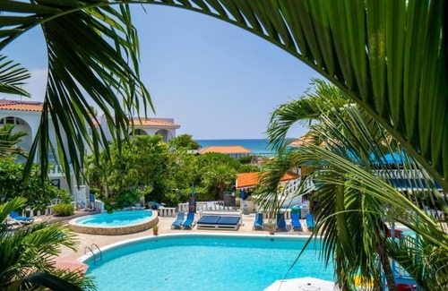 Runaway Bay Condo | Sea Breeze Escape - Resort Condo in Runaway Bay