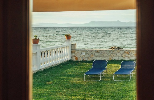 Molos House | Sea Breeze Oasis-Tranquil Coastal Escape