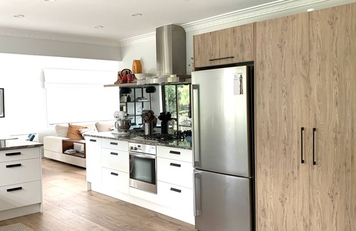 Torbay House | Sea Breeze - Stunning Views in a Modern Auckland Northshore Holiday Home