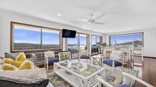 Emerald Beach House | Sea Change -Cheerful, Family Friendly, Sea Views
