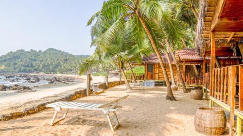 Cola Resort | Sea Front Cottage Little Khola
