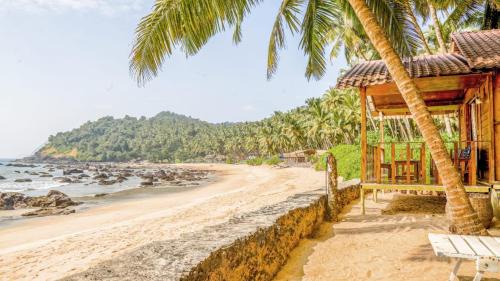 Cola Resort | Sea Front Cottage Little Khola