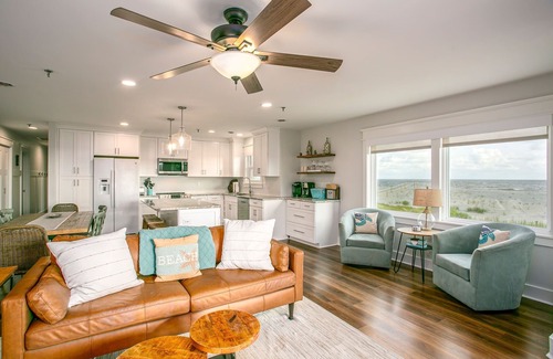 Long Beach Condo | Sea la Vie: Beachfront 3-bedroom condo just steps to OKI Beach