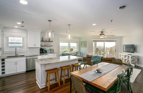 Long Beach Condo | Sea la Vie: Beachfront 3-bedroom condo just steps to OKI Beach