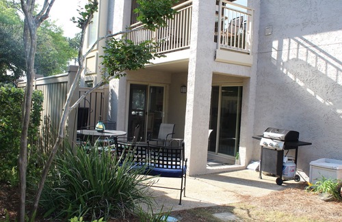 South Beach Villa | Sea Pines- South Beach! 1st Flr with a 4-minute walk to beach & Pickle Balln