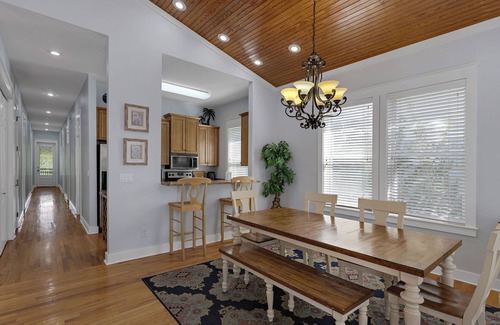 Treetop House | SEA-REST! Relaxed 5br 4ba home close to the beach! SNOWBIRD RATES!