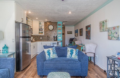 Galveston Condo | Sea Turtle Cove, Great Pool in Complex, Beautiful Unit, Quick Walk to Beach, Snowbirds Welcome!