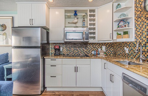 Galveston Condo | Sea Turtle Cove, Great Pool in Complex, Beautiful Unit, Quick Walk to Beach, Snowbirds Welcome!