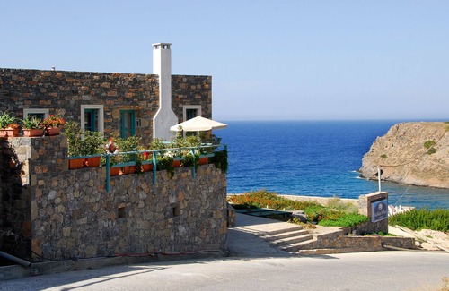 Mochlos Villa | Sea vew villa with traditional Cretan colour