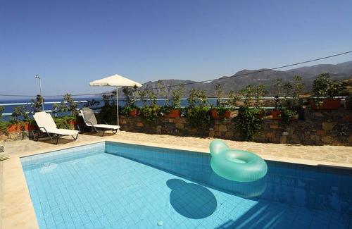 Mochlos Villa | Sea vew villa with traditional Cretan colour