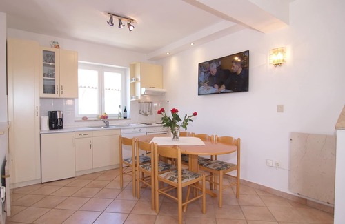 Brulo Apartment | Sea view, 300m to the beach, 3 bedrooms, 2 bathrooms, washing machine/dishwasher