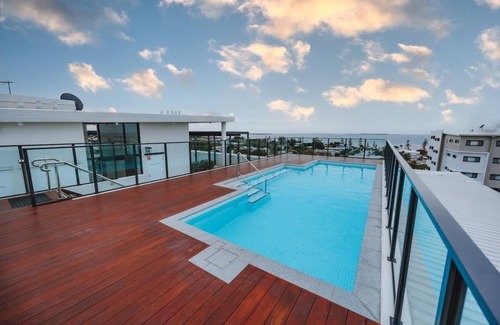 Wynnum Apartment | Sea-View 3BR, Rooftop Pool, Secure Parking & Study