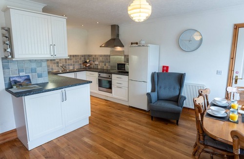 Dulas Cottage | Sea View - sleeps 4 guests in 2 bedrooms