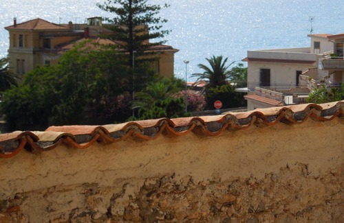 Scalea House | Sea views, stroll to beach, bars, cafes & restaurants