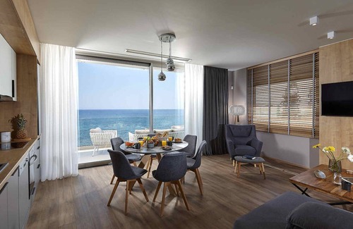 Hersonissos Centre Apartment | Seafront Apt, beachfront, quiet & central with infinity pool