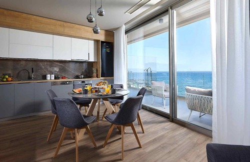 Hersonissos Centre Apartment | Seafront Apt, beachfront, quiet & central with infinity pool