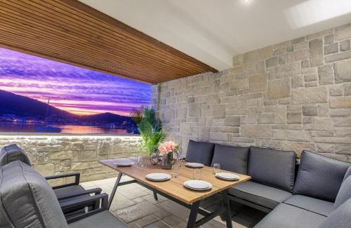 Vinisce Apartment | Seafront Villa Kupinica with heated Pool