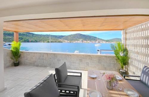 Vinisce Apartment | Seafront Villa Kupinica with heated Pool