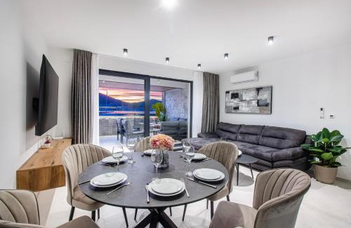 Vinisce Apartment | Seafront Villa Kupinica with heated Pool