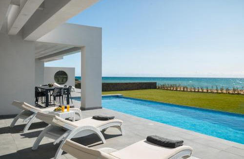 Chalikounas Villa | Seafront Villa Nafsika - Private Heated infinity Pool - Direct access to the beach - Play area