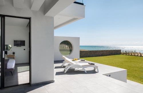 Chalikounas Villa | Seafront Villa Nafsika - Private Heated infinity Pool - Direct access to the beach - Play area