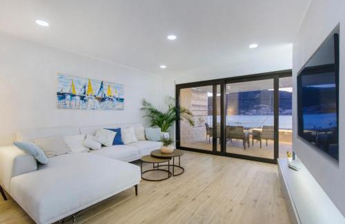 Vinisce Villa | Seafront villa with roofpool, perfect getaway