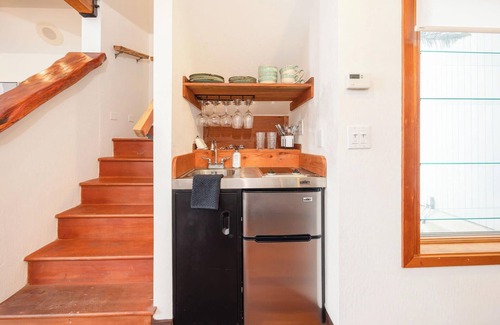 El Granada House | Seaside Art Gallery Loft: Inspire Your Creativity with Breathtaking Views!