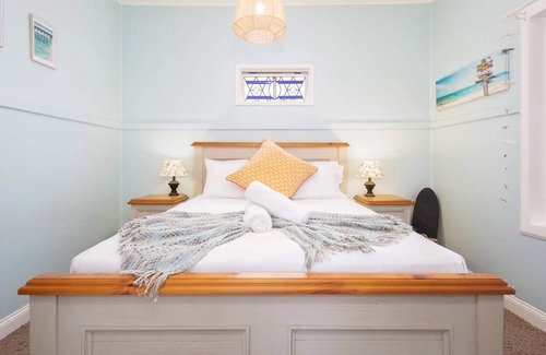 Merewether Cottage | Seaside Daisy The Little Blue Beach Shack