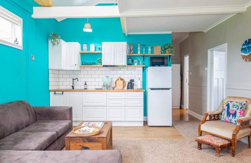 Merewether Cottage | Seaside Daisy The Little Blue Beach Shack